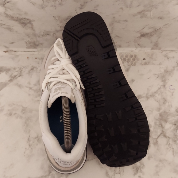 Pre-owned 2024 New Balance 574 - Picture 6 of 11